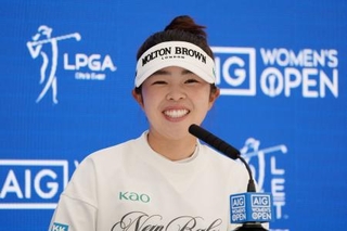 　記者会見する女子ゴルフの山下美夢有＝２９日、ロイヤルリザム・アンド・セントアンズＧＣ（共同）