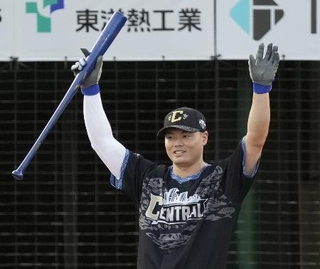 　本塁打競争で優勝した中日・細川＝富山