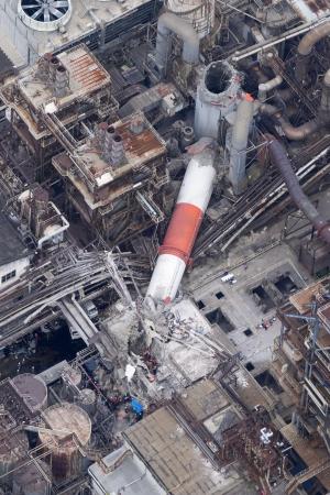 　えんとつが折れた日本製紙八代工場＝７月２９日、熊本県八代市