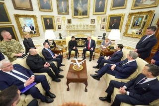 　２８日、米ホワイトハウスで会談するトランプ大統領（中央奥右）とウクライナのゼレンスキー大統領（同左）（ゼレンスキー氏のＳＮＳから、ゲッティ＝共同）