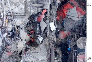 　煙突が折れる被害が出た日本製紙八代工場で続く捜索活動＝２９日午前９時３２分、熊本県八代市（共同通信社ヘリから）
