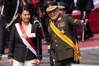 　２９日、ペルーの首都リマで、軍事パレードに出席したフジモリ大統領（左）（ＡＰ＝共同）