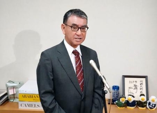 　取材に応じる河野元外相＝３０日午前、国会
