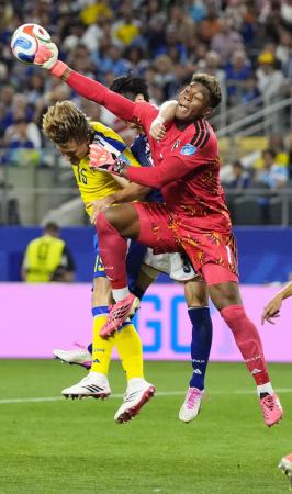 　Ｗ杯のスウェーデン戦でボールに飛びつくＧＫ鈴木彩艶＝６月、米ダラス（共同）