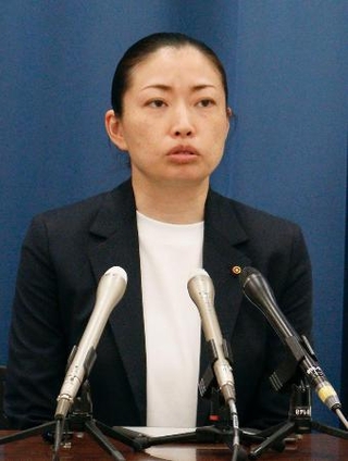 　提訴後に記者会見する埼玉県鶴ケ島市の福島恵美市議＝３０日午後、さいたま市