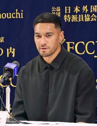 　日本外国特派員協会で記者会見するラグビー元日本代表のラファエレ＝３０日、東京都千代田区