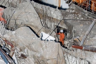 　地震で煙突が折れる被害が出た日本製紙八代工場。安否不明者の捜索活動が続けられた＝３０日午後４時４０分、熊本県八代市（共同通信社ヘリから）