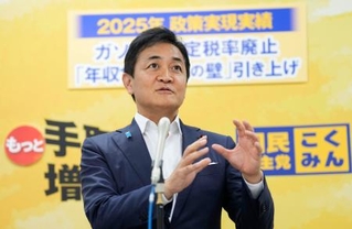 　記者団の取材に応じる国民民主党の玉木代表＝３０日午後、国会