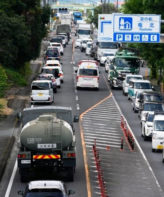 　緊急車両や災害派遣の自衛隊車両も通行し、渋滞する国道３号＝３０日午前８時４７分、熊本県氷川町