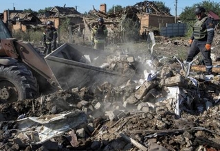 　ロシア軍のミサイル攻撃で破壊されたドニプロペトロウスク州の住宅＝３０日、クリブイリフ郊外（ロイター＝共同）