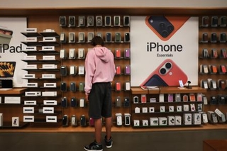 　マンハッタンのアップルストアで商品を眺める客＝３０日、ニューヨーク（ゲッティ＝共同）