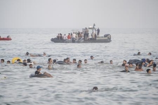　モロッコから泳いでスペイン・セウタに渡ろうとする移民＝３０日（ゲッティ＝共同）