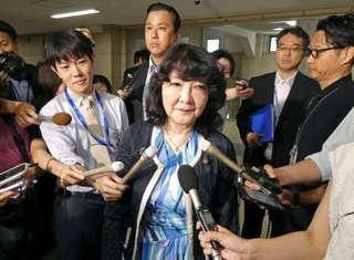 　取材に応じる片山財務相（手前）＝３１日午前、財務省