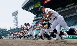 　甲子園練習が始まり、グラウンドに駆け出す社ナイン