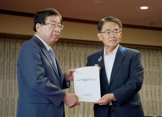 　平口法相（左）に提言を手渡す愛知県の大村秀章知事＝３１日午前、法務省