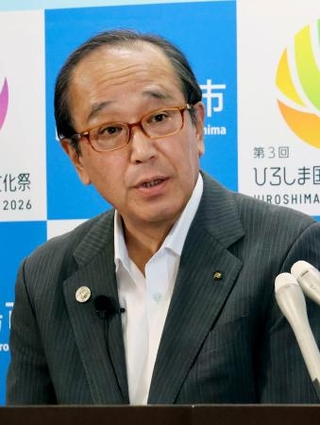 　記者会見で平和宣言の骨子を発表する広島市の松井一実市長＝３１日午後、広島市役所