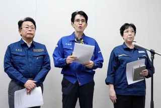 　会談後、記者団の取材に応じる中道改革連合の階幹事長。右は立憲民主党の田名部幹事長、左は公明党の西田幹事長＝３１日午後、国会