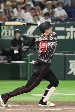 　１回巨人１死、松本が左越えに移籍後初本塁打となる先制ソロを放つ＝東京ドーム