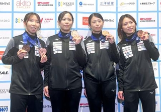 　写真撮影に応じるフェンシング女子フルーレの（左から）上野優佳、菊池小巻、辻すみれ、東晟良＝３１日、東京都新宿区