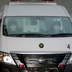 　送検のため、留置施設を出る倉本幹太容疑者を乗せた車＝１日午前８時３７分、広島市