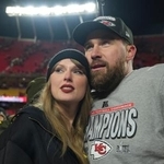 　ＮＦＬの試合に勝利したトラビス・ケルシーさん（右）を祝福するテイラー・スウィフトさん＝２０２５年１月、米ミズーリ州カンザスシティー（ＡＰ＝共同）