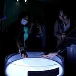 　展示される南極の氷。空気が含まれていて、耳を澄ますとぱちぱちと音が聞こえる＝東京・お台場の日本科学未来館
