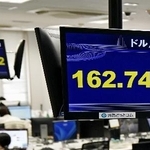 　一時１ドル＝１６２円台後半を付けた円相場を示すモニター＝１日午前、東京都港区の外為どっとコム