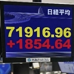 　節目の７万１０００円を回復した日経平均株価を示すモニター＝１日午前、東京都港区の外為どっとコム