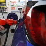 　ガソリンスタンドで給油する人＝東京都内