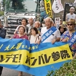 　国会周辺を練り歩く前川彰司さん（前列右端）ら＝１日午後、東京都千代田区
