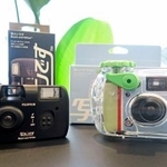 　富士フイルムの使い切りカメラ「写ルンです」の新商品「ブラックアンドホワイト」（左）と「アクティブ」＝１日午後、東京都内