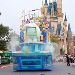 　報道陣に公開された、東京ディズニーランドで始まる夏のイベントのパレード＝１日午後、千葉県浦安市