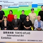 　国際美術展「ＴＯＫＹＯ　ＡＴＬＡＳ」のアーティスティック・ディレクターを務める建畠晢さん（前列左から２人目）と出展作家ら＝１日午後、東京都内