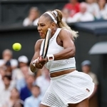　女子シングルス１回戦でプレーするセリーナ・ウィリアムズ＝ウィンブルドン（共同）