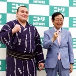 　「ウクライナ避難民との交流懇親会」に出席し、ニトリホールディングスの似鳥昭雄会長（右）と写真に納まる大相撲の安青錦＝１日、東京都内