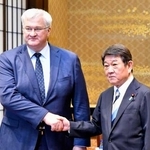 　会談前に握手する茂木外相（右）とウクライナのシビハ外相＝１日午後、東京都港区の飯倉公館