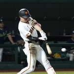 　７回巨人２死二塁、松本が左前に決勝となる勝ち越し打を放つ＝きたぎんボールパーク