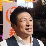 　記者団の取材に応じる参政党の神谷代表＝１日午後、東京都港区