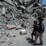 　イスラエルの攻撃で大きく破壊されたパレスチナ自治区ガザ南部ハンユニスで暮らす住民ら（ゲッティ＝共同）