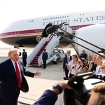 　１日、新たなエアフォースワンの搭乗前に記者団に話すトランプ米大統領＝ワシントン郊外のアンドルーズ空軍基地（ＡＰ＝共同）