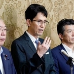 　自民党との会談後、記者団の取材に応じる中道改革連合の階幹事長（中央）。右は重徳国対委員長＝２日午前、国会