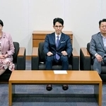 　３党合流に関する協議体の初会合に臨む（左から）立憲民主党の田名部幹事長、中道改革連合の階幹事長、公明党の西田幹事長＝２日午前、国会