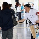 　吉川友梨さんが行方不明になった事件で、情報提供を呼びかける大阪府警の捜査員＝２日午前、ＪＲ熊取駅