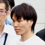 　逮捕され埼玉県警小川署に入る望月優矢容疑者＝２日午前８時４１分