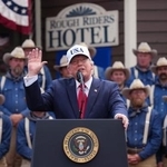 　１日、米ノースダコタ州の野外劇場で演説するトランプ大統領（ゲッティ＝共同）
