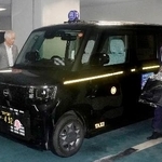 　お披露目された軽自動車タクシー＝６月、北九州市