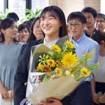 　兵庫県庁で職員らの出迎えを受ける元フィギュアスケート選手の坂本花織さん＝２日午前