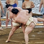 　佐渡ケ嶽部屋に出稽古し、藤ノ川（手前）と相撲を取る霧島＝名古屋市