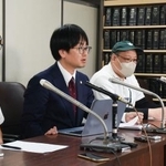 　閉廷後、記者会見する原告代理人の牧野裕貴弁護士（中央）と原告＝２日午前、東京・霞が関の司法記者クラブ