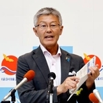 　記者会見する新潟県柏崎市の桜井雅浩市長＝２日午前、柏崎市
